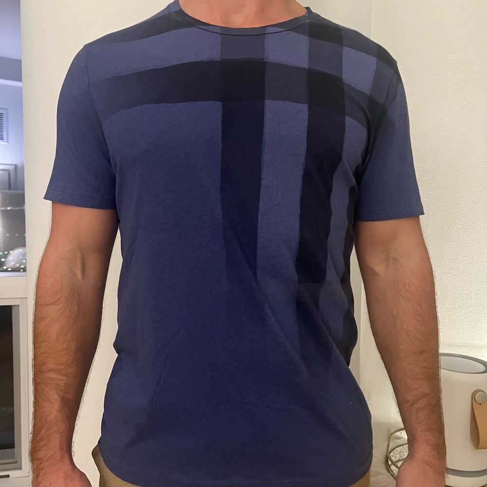 Men's Burberry tee shirt